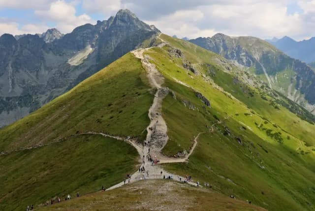 Najlepsze szlaki na Kasprowy Wierch - unikaj tłumów i wybierz mądrze Najlepsze szlaki na Kasprowy Wierch - unikaj tłumów i wybierz mądrze