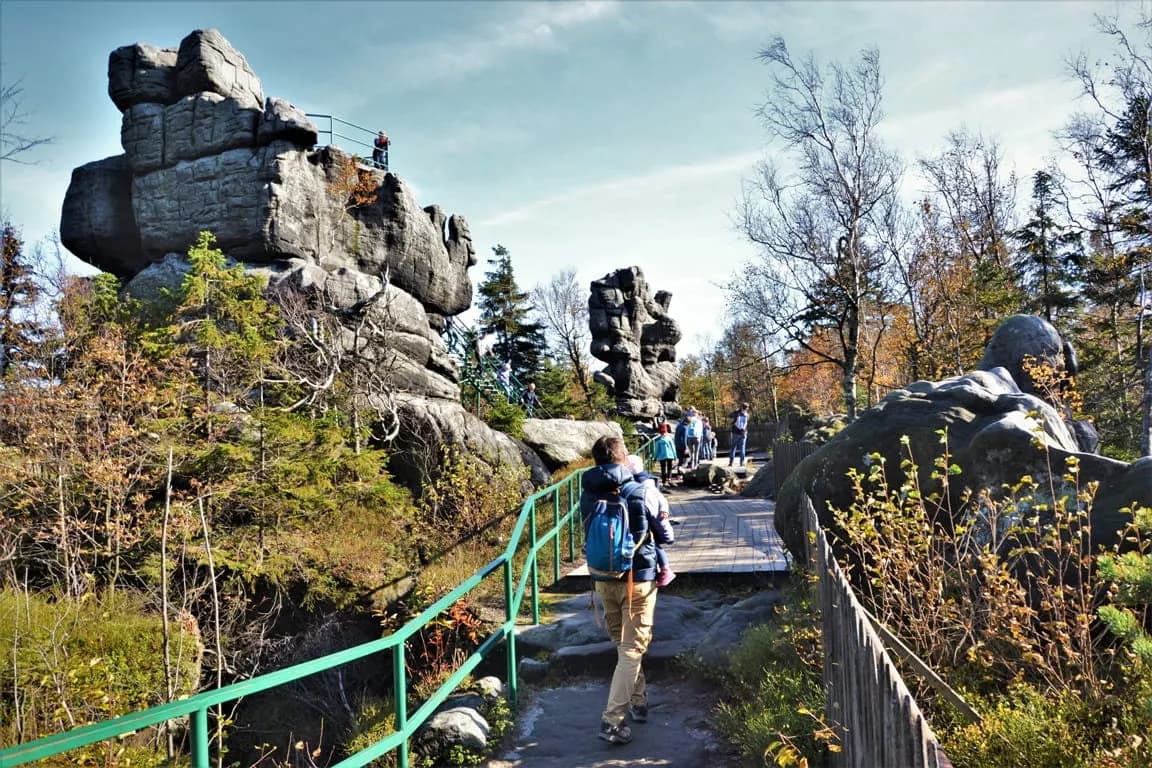 Szczeliniec i Sudety - najpiękniejsze szlaki oraz atrakcje górskich wędrówek Szczeliniec i Sudety - najpiękniejsze szlaki oraz atrakcje górskich wędrówek