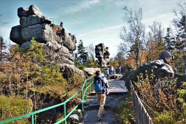 Szczeliniec i Sudety - najpiękniejsze szlaki oraz atrakcje górskich wędrówek Szczeliniec i Sudety - najpiękniejsze szlaki oraz atrakcje górskich wędrówek