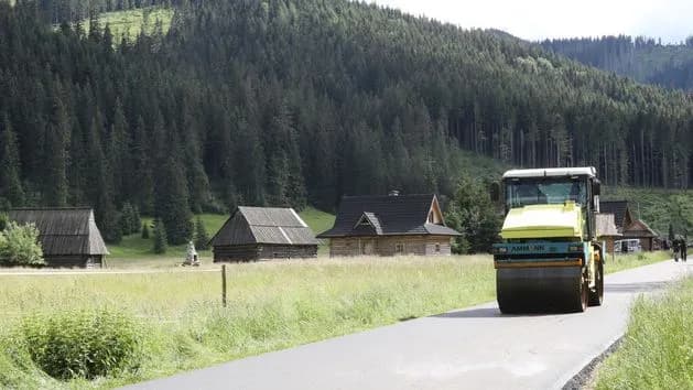 Stan drogi w Dolinie Chochołowskiej - nowy asfalt na trasie do Polany Huciskiej Stan drogi w Dolinie Chochołowskiej - nowy asfalt na trasie do Polany Huciskiej