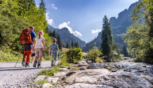 Dolina Kościeliska z dzieckiem - najlepszy pomysł na pierwszą wycieczkę w Tatry Dolina Kościeliska z dzieckiem - najlepszy pomysł na pierwszą wycieczkę w Tatry